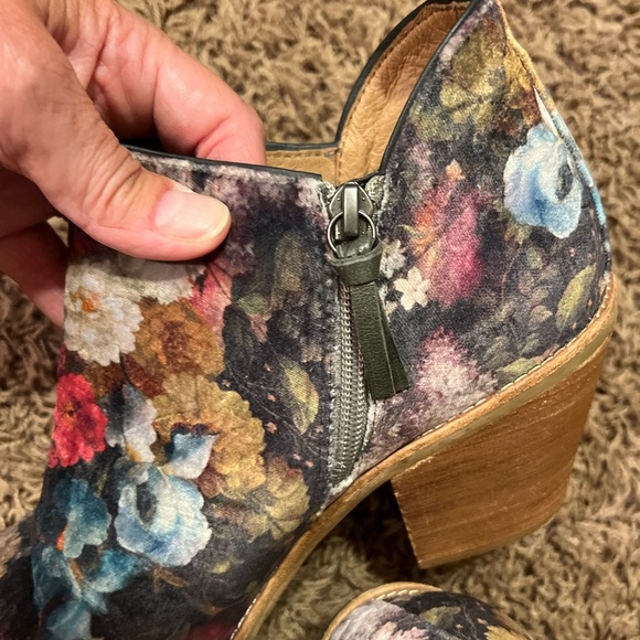Sofft Brand Floral Bootie. Size 9 - Picture 2 of 10